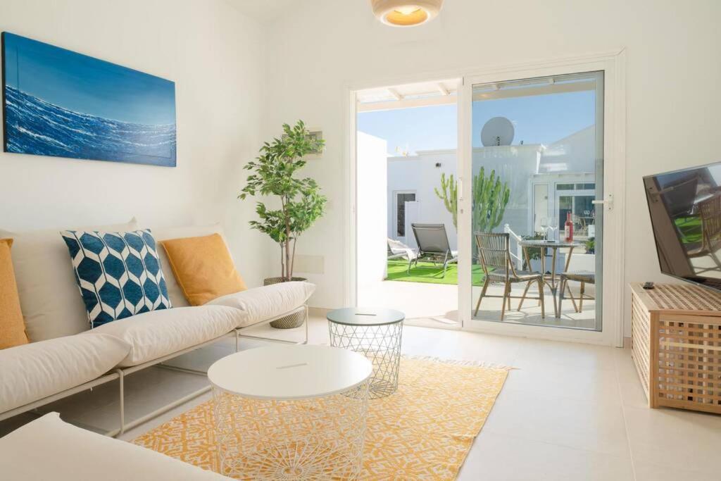 Luxurious Bungalow A2 In A Quiet Complex With Pool 100M From The Sea Charco del Palo Bagian luar foto