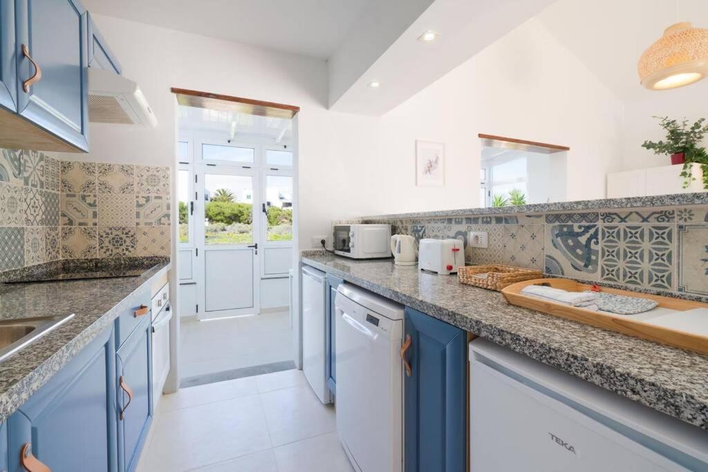 Luxurious Bungalow A2 In A Quiet Complex With Pool 100M From The Sea Charco del Palo Bagian luar foto