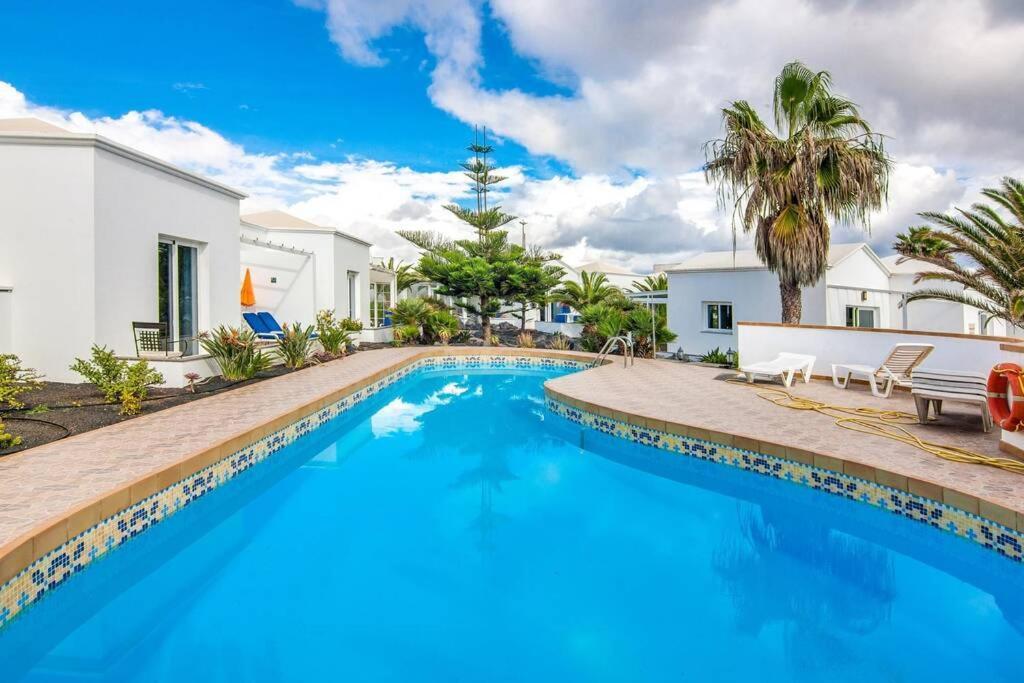 Luxurious Bungalow A2 In A Quiet Complex With Pool 100M From The Sea Charco del Palo Bagian luar foto