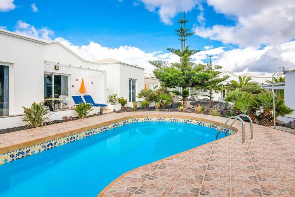 Luxurious Bungalow A2 In A Quiet Complex With Pool 100M From The Sea Charco del Palo Bagian luar foto