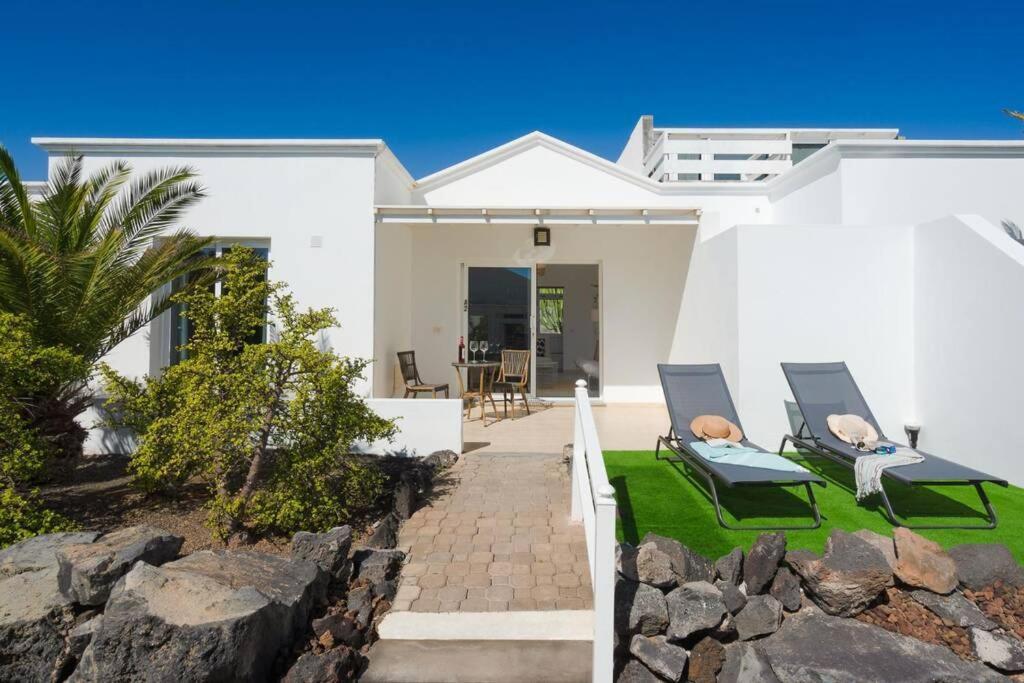 Luxurious Bungalow A2 In A Quiet Complex With Pool 100M From The Sea Charco del Palo Bagian luar foto